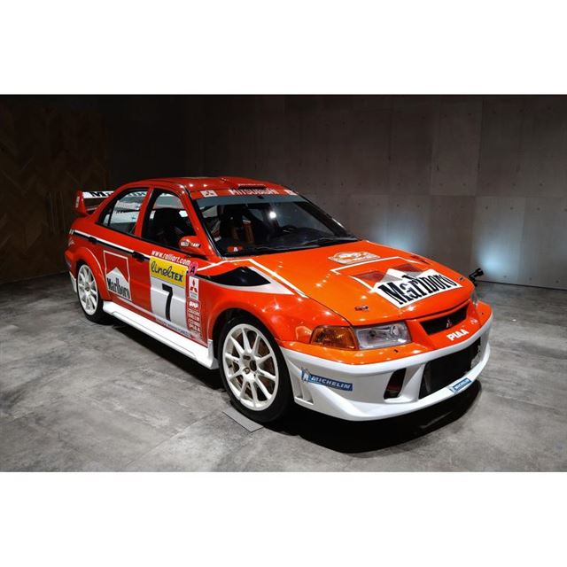 三菱自動車の「WRC展」に展示されるグループA仕様の「ランサーエボリューション」（レプリカ）。