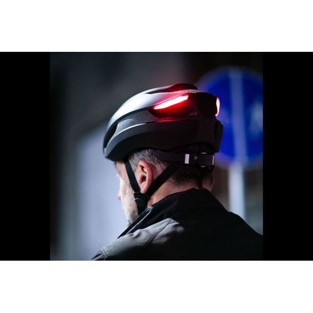 手元でウィンカーを出せるLEDライト付き自転車ヘルメット「LUMOS Ultra ...