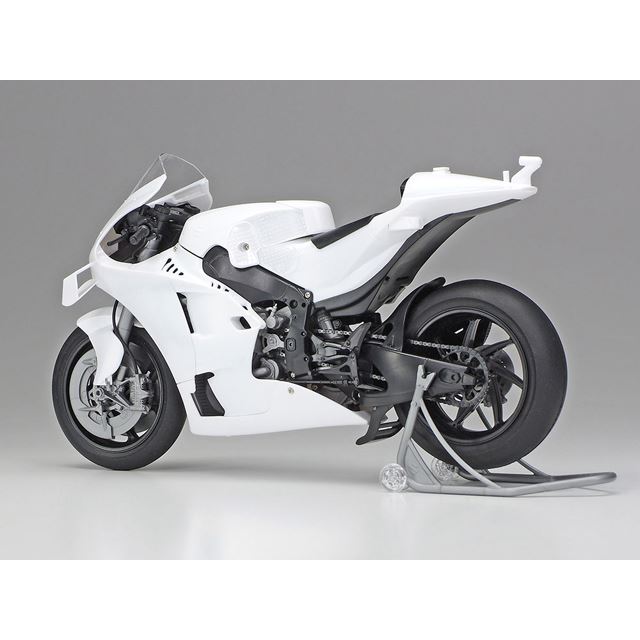 スズキ「GSX-RR」1/12模型、カウル類はビス止め式で完成後も脱着可能