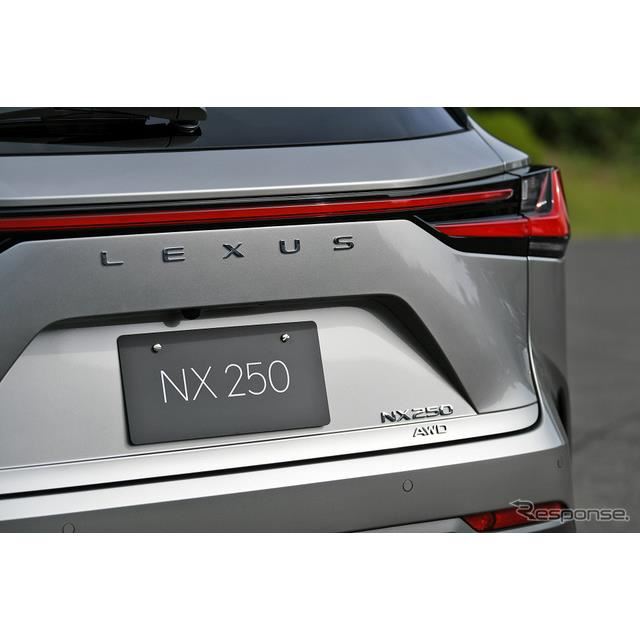 レクサス NX 新型に初採用された“バラ文字”のLEXUSロゴ