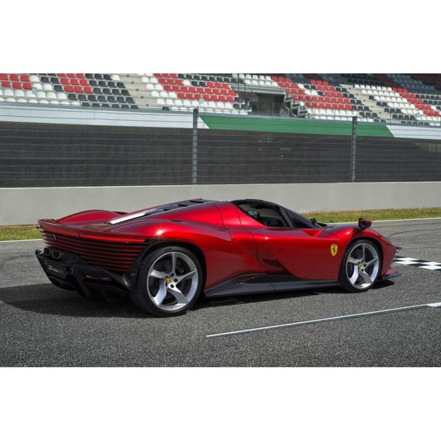 「デイトナSP3」は、フェラーリの「Icona（イーコナ）」シリーズに属する限定モデル。着脱可...