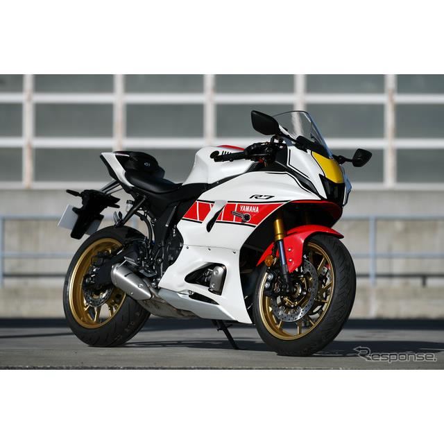 赤のスピードブロックが映える！ヤマハ『YZF-R7』WGP参戦60周年カラーにシビれる［詳細画像］ - 価格.com