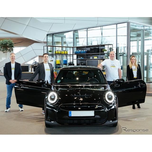 ドイツで2021年に1万台目となるMINIのEVの納車式