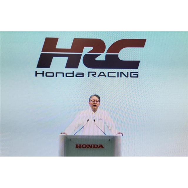 新生HRCのロゴを背にホンダのモータースポーツ参戦について語る、三部敏宏 代表執行役社長。