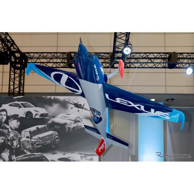 Zivko Edge540 V3（3分の1スケールモデル）：主翼にLEXUSのロゴが大きく入り、アクロバット飛行の際にはとても目立つ。（東京オートサロン2022）