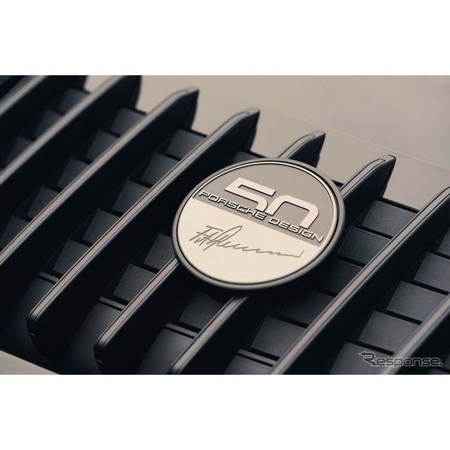 “Porsche Design 50th Anniversary”バッジ