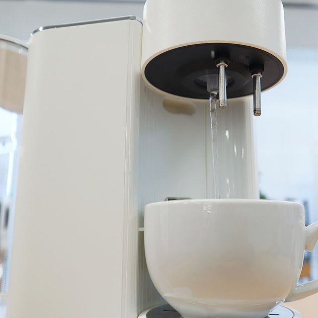 コーヒーや紅茶を自動抽出、“湯温と蒸しにこだわるティーメーカー 