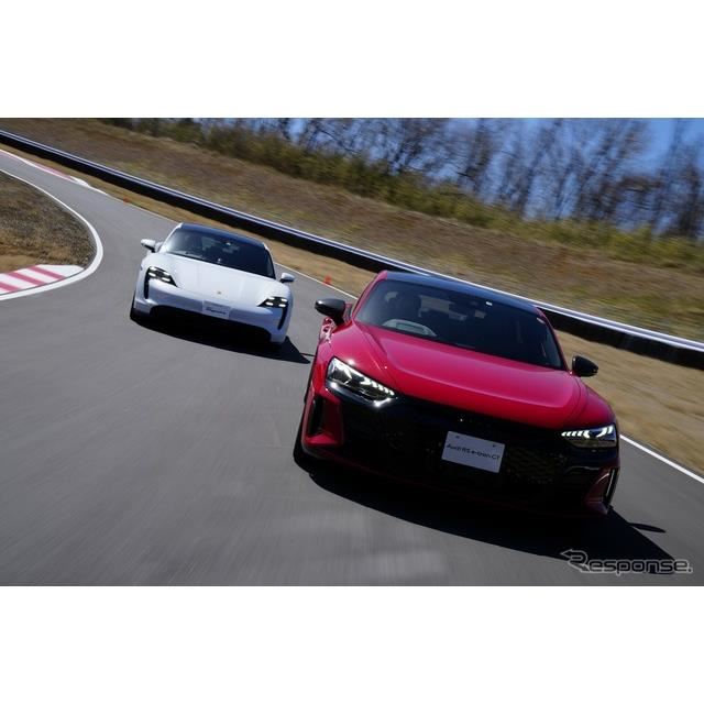 ポルシェ タイカン（左）とアウディ e-tron GT RS（右）