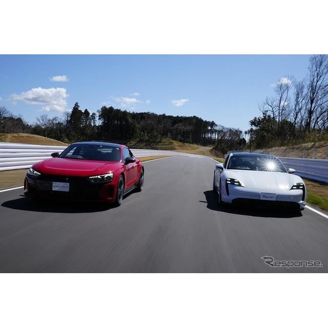 アウディ e-tron GT RS（左）とポルシェ タイカン（右）