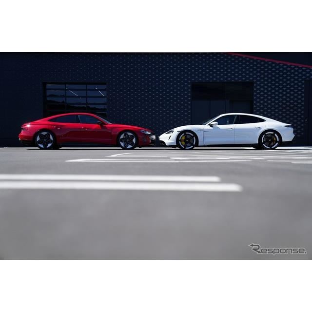 アウディ e-tron GT RS（左）とポルシェ タイカン（右）