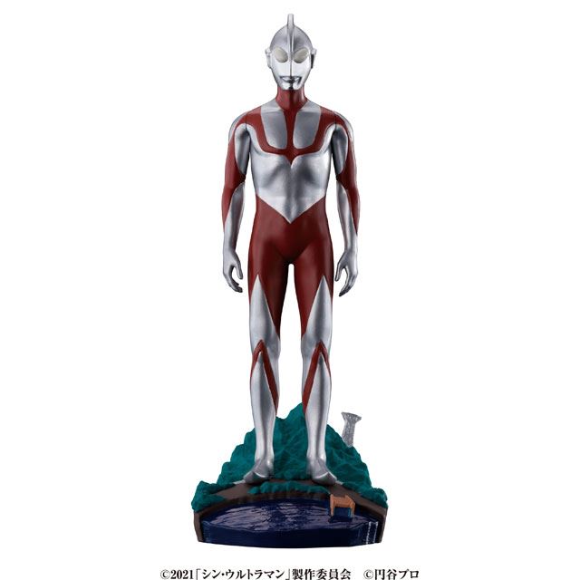 映画「シン・ウルトラマン」の2シーンと巨大不明生物がジオラマ