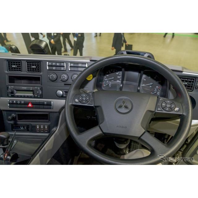 『アクティブ・ドライブ・アシスト2』を搭載した『スーパーグレード』の運転席。ハンドル右側にはオートクルーズの設定ボタンが配置されている。