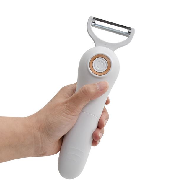 力いらずで皮むきができる「電動スルッとピーラー」発売、4種類の替え刃付き - 価格.com