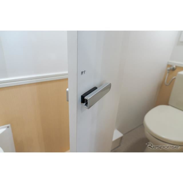 扉のロック部分にセンサーが内蔵され、使用状況もクラウドで管理されるため、トイレの空き室状況を表示する電光掲示板などを設置できる。