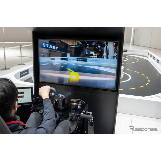 本格的なドライビングシミュレーターが設置されているが、画面に表示されているのはラジコンのオンボード映像だ。