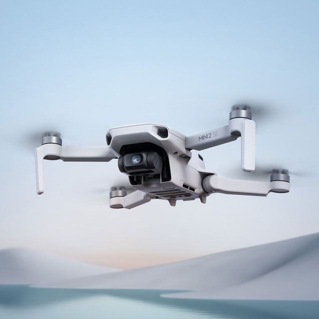 DJI、5万円台で手のひらサイズの折りたたみ式ドローン「DJI Mini 2 SE 