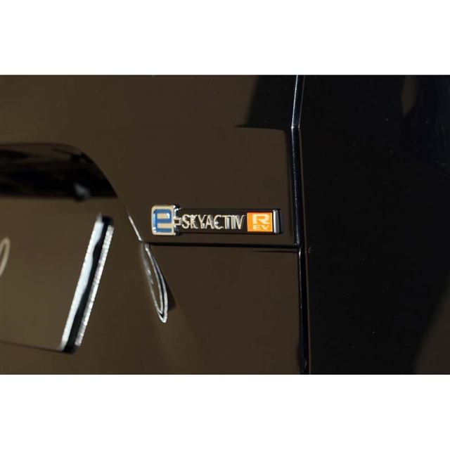 テールゲートに貼られた「e-SKYACTIV R-EV」のバッジ。