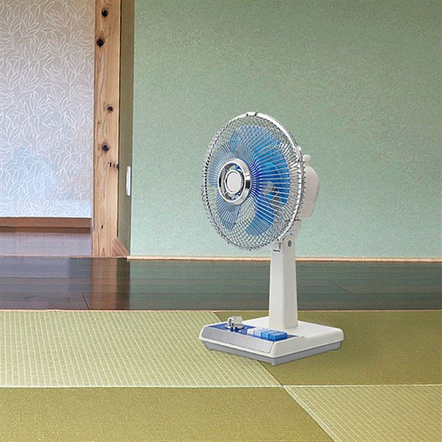 コイズミ、昭和レトロ風デザインでコンパクトタイプの「ミニ扇風機」を 