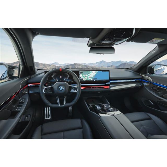 BMWが新型「5シリーズ セダン」を発表　モデル史上初のEV「i5」をラインナップ
