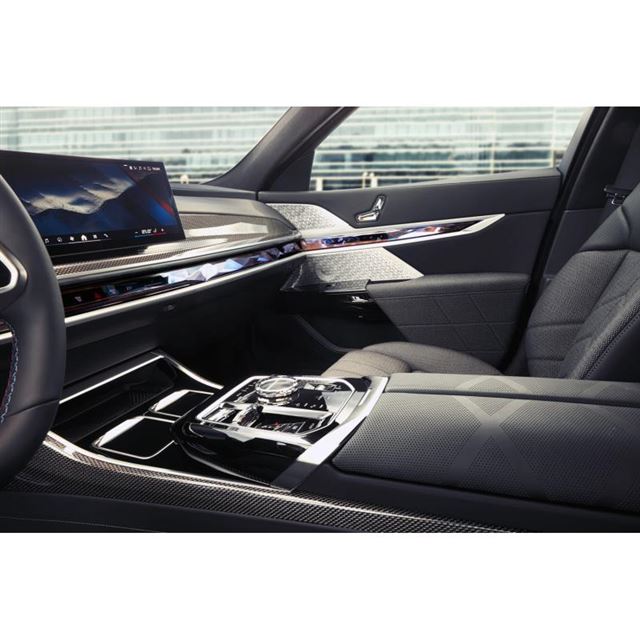BMWが「7シリーズ」にBEVを2モデル追加　電動の「Mハイパフォーマンスモデル」も登場