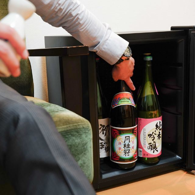一升瓶を“縦置き”で5本、サンコーが日本酒専用冷蔵庫「俺の酒蔵」を 