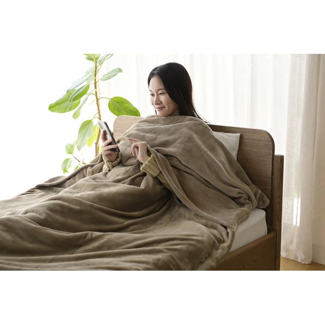 山善、“毛布にすっぽり”でも両手が自由に使えるハンズフリー電気毛布 