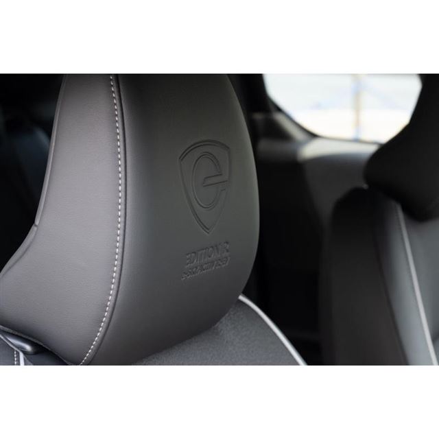 フロントシートのヘッドレストには、ロータリーエンジンをモチーフとしたデザインやロゴが備わる。
