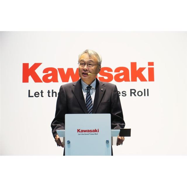 カワサキが5台のバイクを世界初公開 日本初公開となる電動バイクも出展 