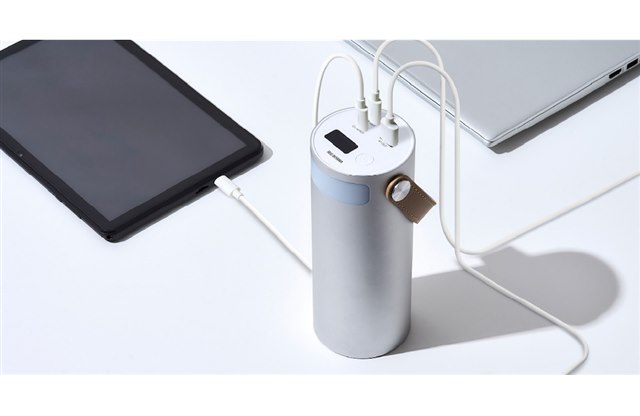 アイリスオーヤマ、40000mAhで660mLペットボトルと同等サイズのモバイルバッテリー「バッテリーステーション ボトル型」