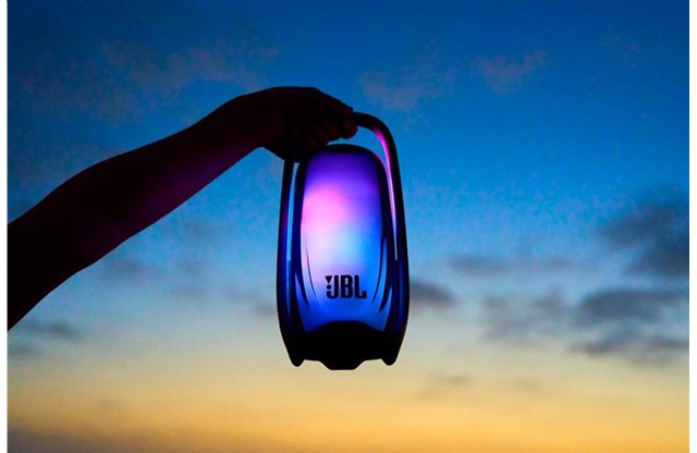 JBL、立体的な360度ライトショーを楽しめるBluetoothスピーカー「JBL Pulse 6」