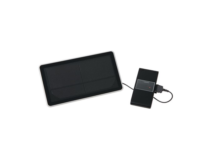 ドコモ、FOMA対応のソーラー充電器を開発 - 価格.com