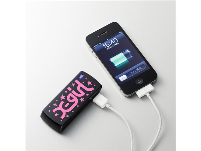 エレコム、「X-girl」とコラボしたモバイルバッテリー - 価格.com