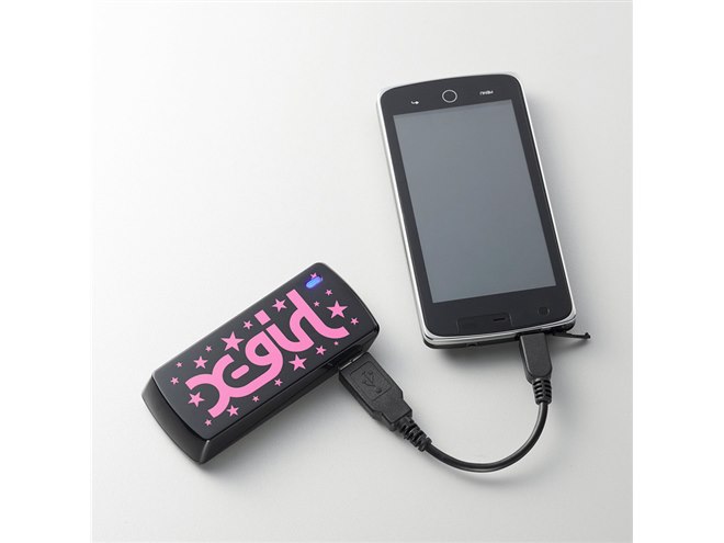 エレコム、「X-girl」とコラボしたモバイルバッテリー - 価格.com