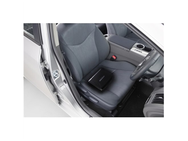 アルパイン、フロントシート下に設置できるパワードサブウーハー