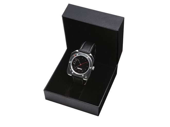 ペンタックス、PENTAX Q10購入でオリジナル腕時計をプレゼント