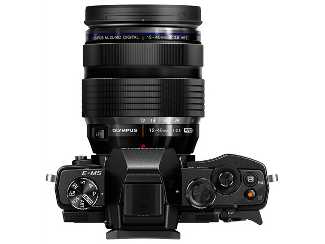 オリンパス、デザイン性と操作性を高めた「OM-D E-M5 PROレンズキット
