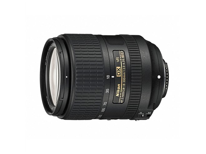 ニコン、小型・軽量になった新型18-300mmの高倍率ズームレンズ