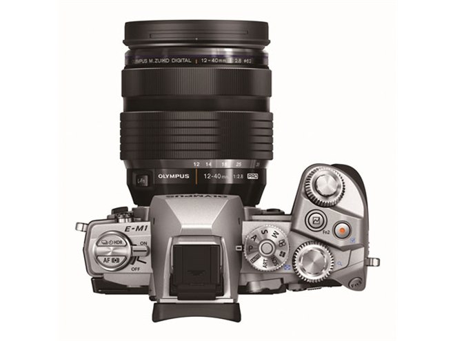 オリンパス、ファーム 2.0を搭載した「OM-D E-M1」のシルバーボディ
