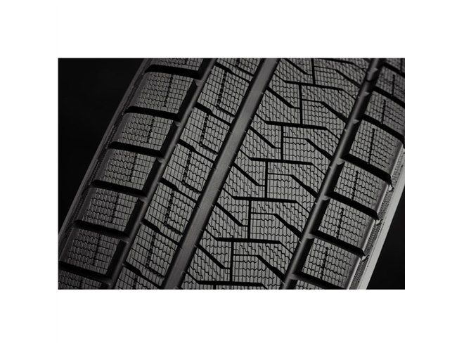 BMW X3にて使用】ピレリ アイスアシンメトリコ スタッドレス 245/50R18 
