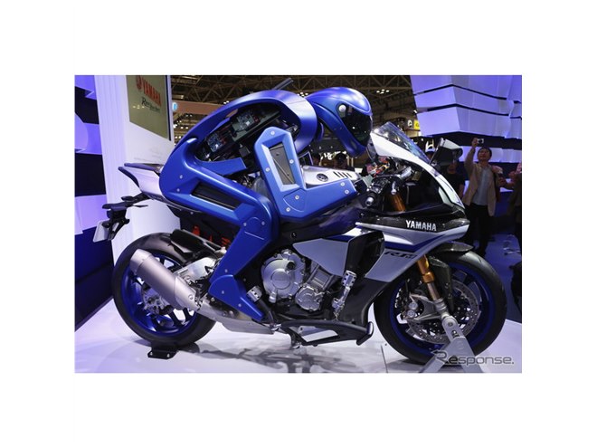 東京モーターショー15】ロボットがバイクを自動運転…バレンティーノ