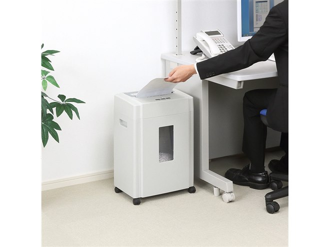 サンワ、裁断形状2×12mmでマイナンバー対策に適した電動シュレッダー
