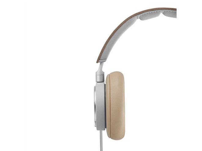 B&O Play、味わいの深まる2種類の牛皮を採用したヘッドホン「H6