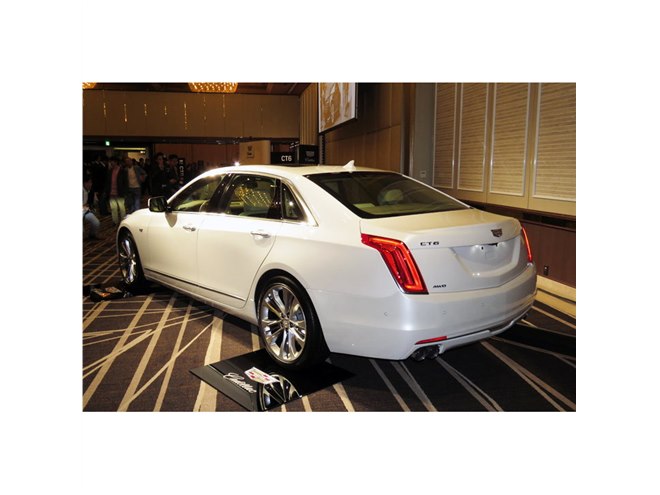キャデラックから最上級セダンのCT6が登場 - 価格.com