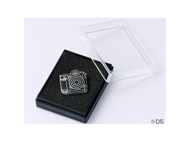 ニコン、「D5」「D500」モチーフのピンバッジをニコンダイレクトで限定