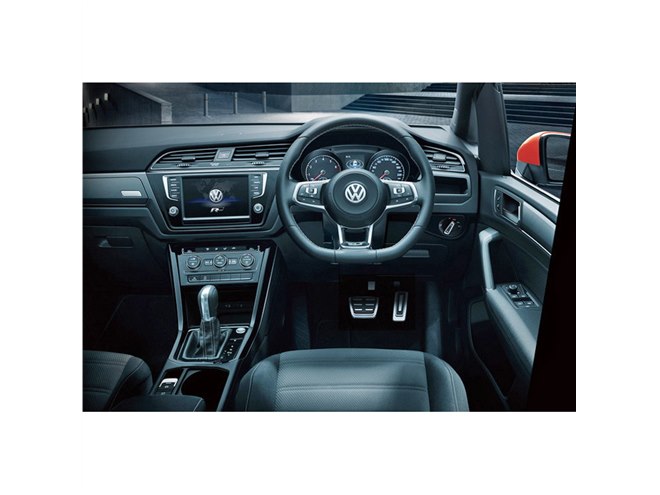 VWゴルフトゥーランにスポーティーモデル登場 - 価格.com