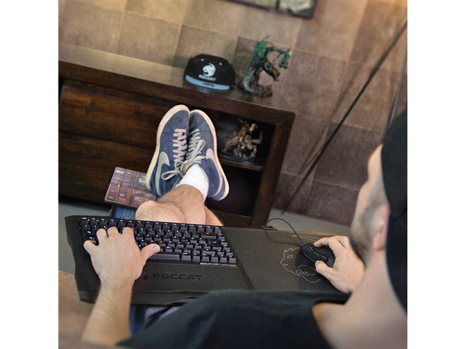 ROCCAT、マウスパッド一体型の「ソファ用ゲーミングキーボード