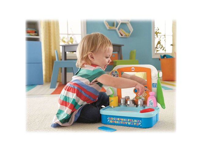 歌やおしゃべりで遊んで覚える、シンク型のバイリンガル知育トイ