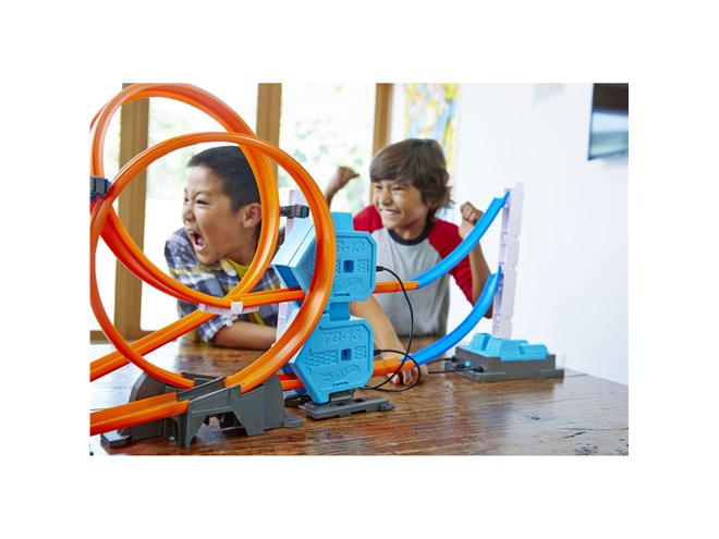 ミニカーが「回る」「ジャンプする」、電池式のオリジナルコースキット