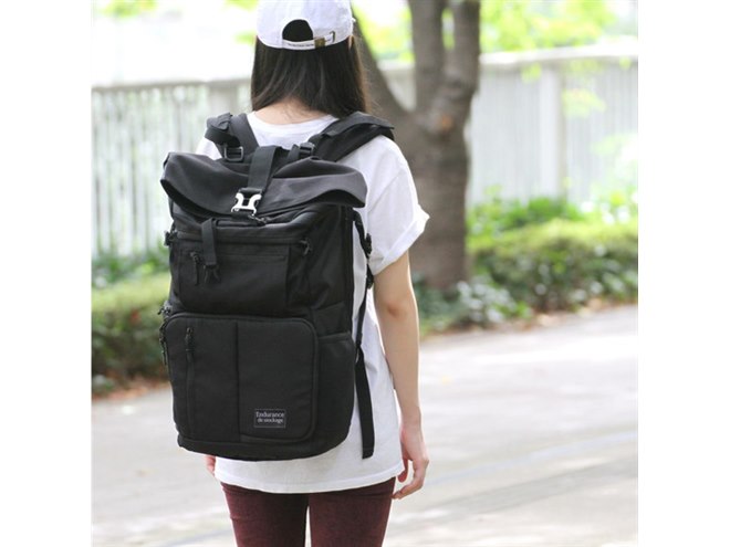 カメラ機材と旅行用品が2泊分入る」、プロカメラマン監修のカメラ