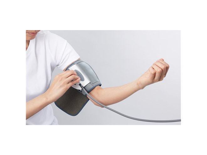タニタ、はさんで巻くだけで簡単に測定できる上腕式血圧計「BP